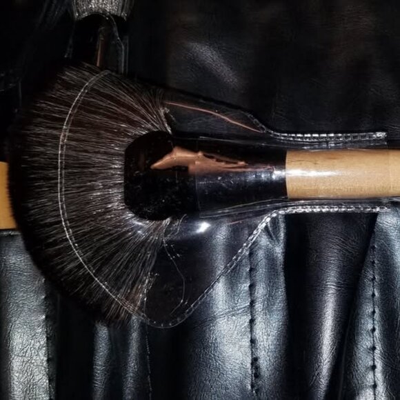 Ellóre Femme 24-Piece Makeup Brush Set - Picture 4 of 9